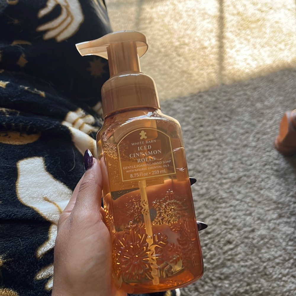 Brand New Bath & Body Works Iced Cinnamon Rolls Foaming Hand Soap